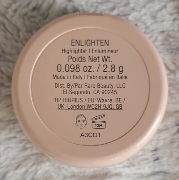 Enlighten - Rare Beauty Highlighter Selena Gomez - Picture 7 of 14